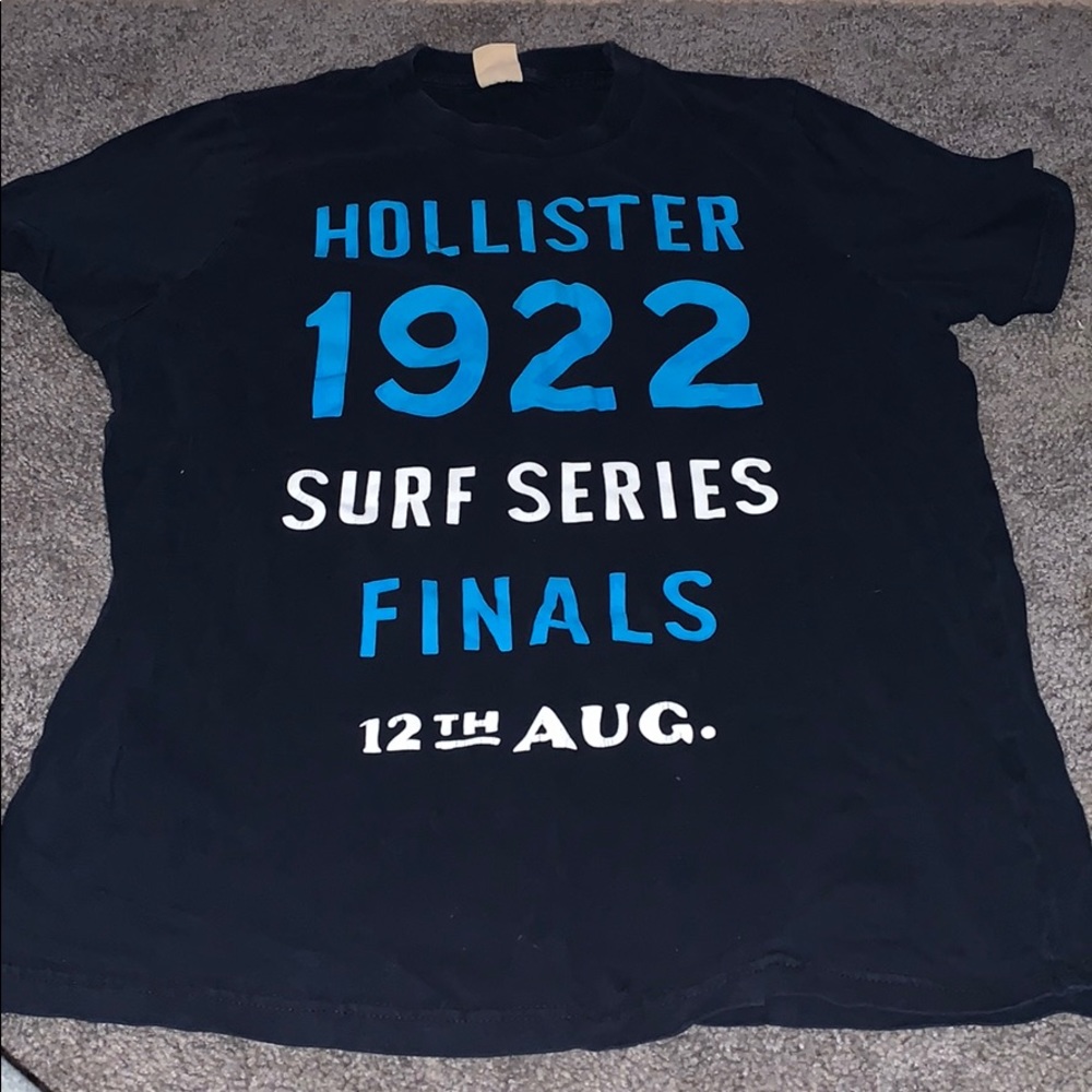 Hollister mens tshirt.